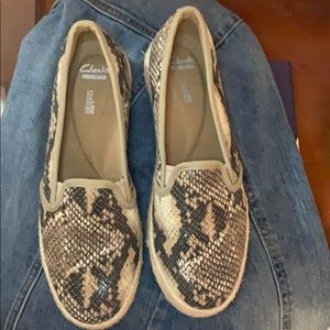 Clarks slip on snake sneakers